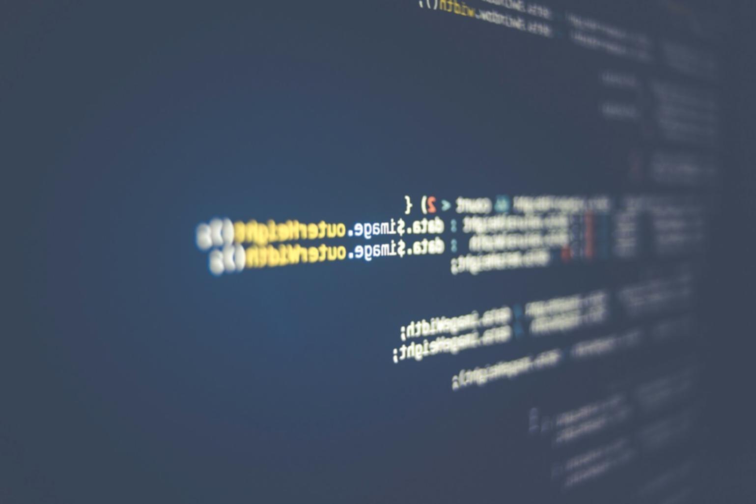 Internationale Studierende lernen gemeinsam Reinforcement Learning Konzepte in moderner Umgebung