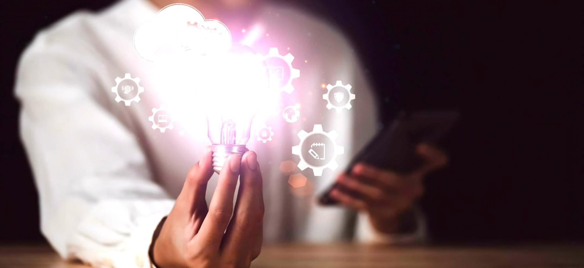 Studierende arbeiten an praktischen Reinforcement Learning Projekten mit moderner Technologie